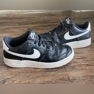 Nike Black and White Sneakers 5Y